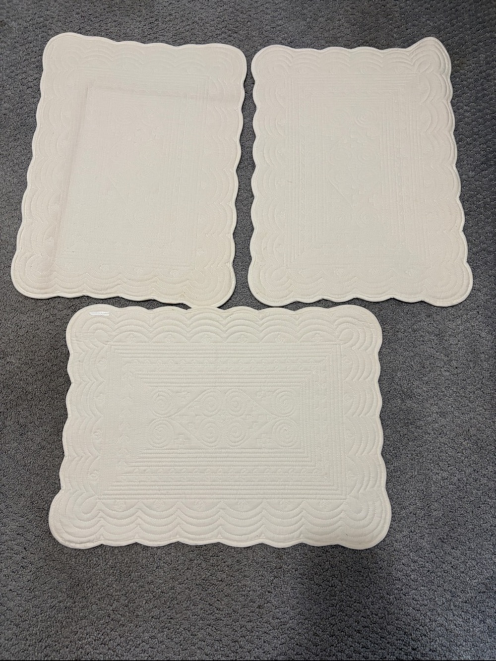 Set of 6  Quilted Scalloped Edge Off White Quilted Cotton Placemats - Picture 4 of 9